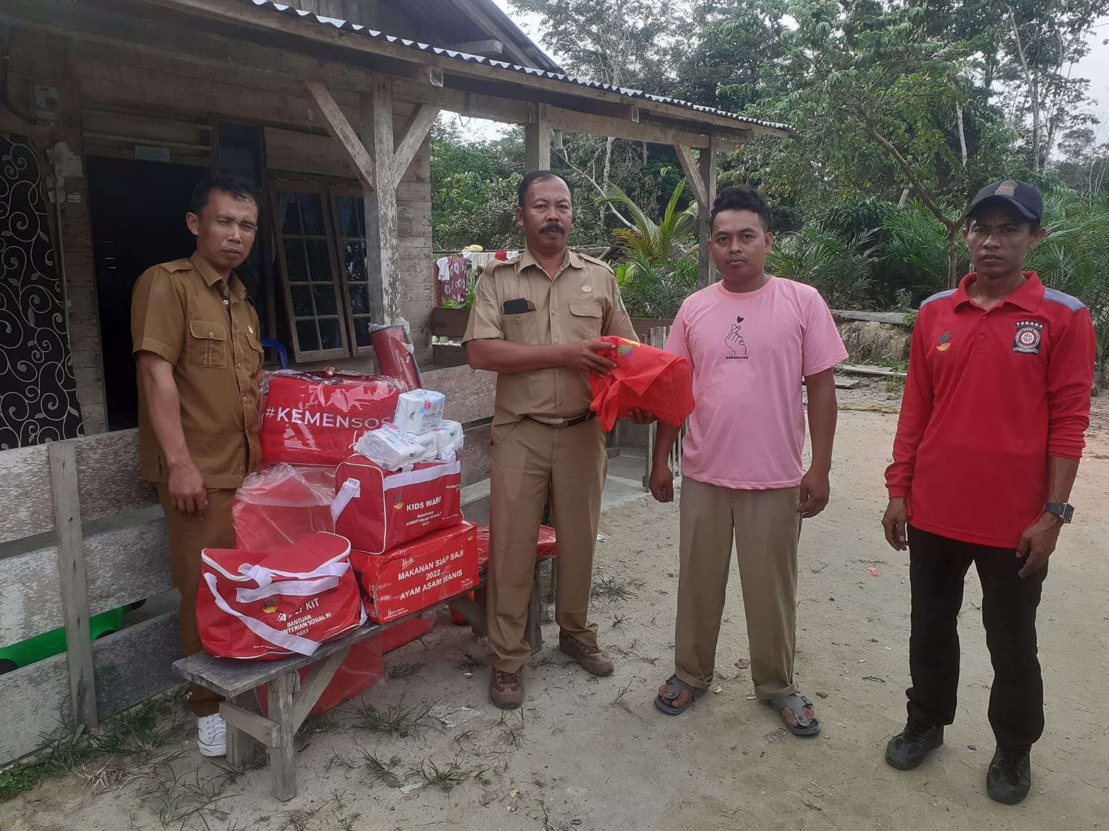 Pemasangan Tenda Posko di Lokasi Banjir dan Penyerahan Bantuan Kepada Korban Banjir  di Kabupaten Tebo Tahun 2025