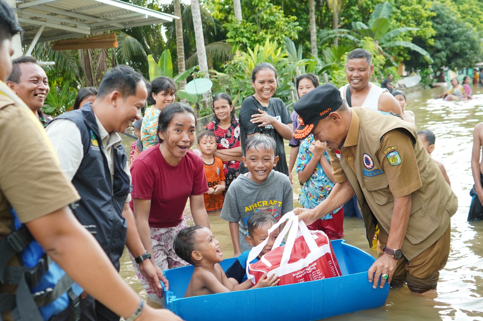 Dinas Sosial P2PA bersama dengan Sentra Alyatama Jambi memberikan Bantuan langsung kepada Korban Banjir